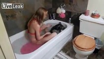 Women cleans her Pussy in the bath...