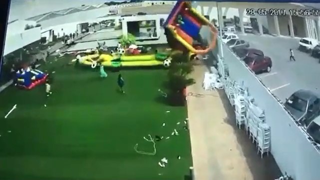 Un château gonflable s'envole avec des enfants.