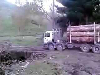 Tomruk Yüklü Kamyon Köprüyü Geçemiyor