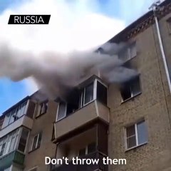 la famille saute par la fenêtre pour échapper à un incendie.
