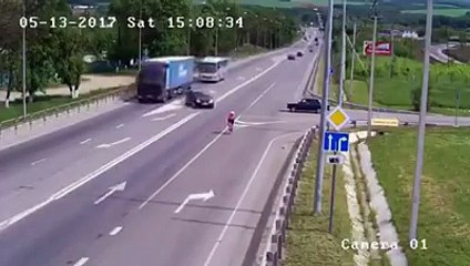 Ne quittez pas le cycliste des yeux; il passera un très mauvais moment...