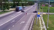 Ne quittez pas le cycliste des yeux; il passera un très mauvais moment...