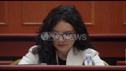 Ora News – Këshilltari i PD i hedh një grumbull dokumentesh Veliajt dhe i merr mikrofonin
