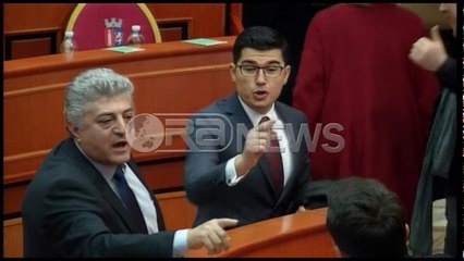 Ora News – Këshilltari i PD i hedh një grumbull dokumentesh Veliajt dhe i merr mikrofonin