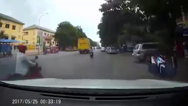 Dửng dửng khi chứng kiến người phụ nữ bị cướp giật túi xách