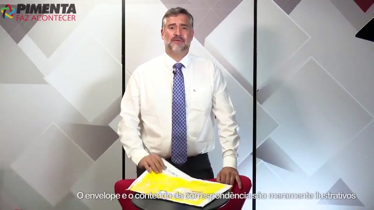 Senador do PT abre envelope de Danilo Gentili e vira piada