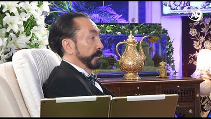 Hadislerde Deccalin yanında ateş bulunduğuna dikkat çekilir. Yangınlar çıkarmak deccaliyet eylemlerinden biridir