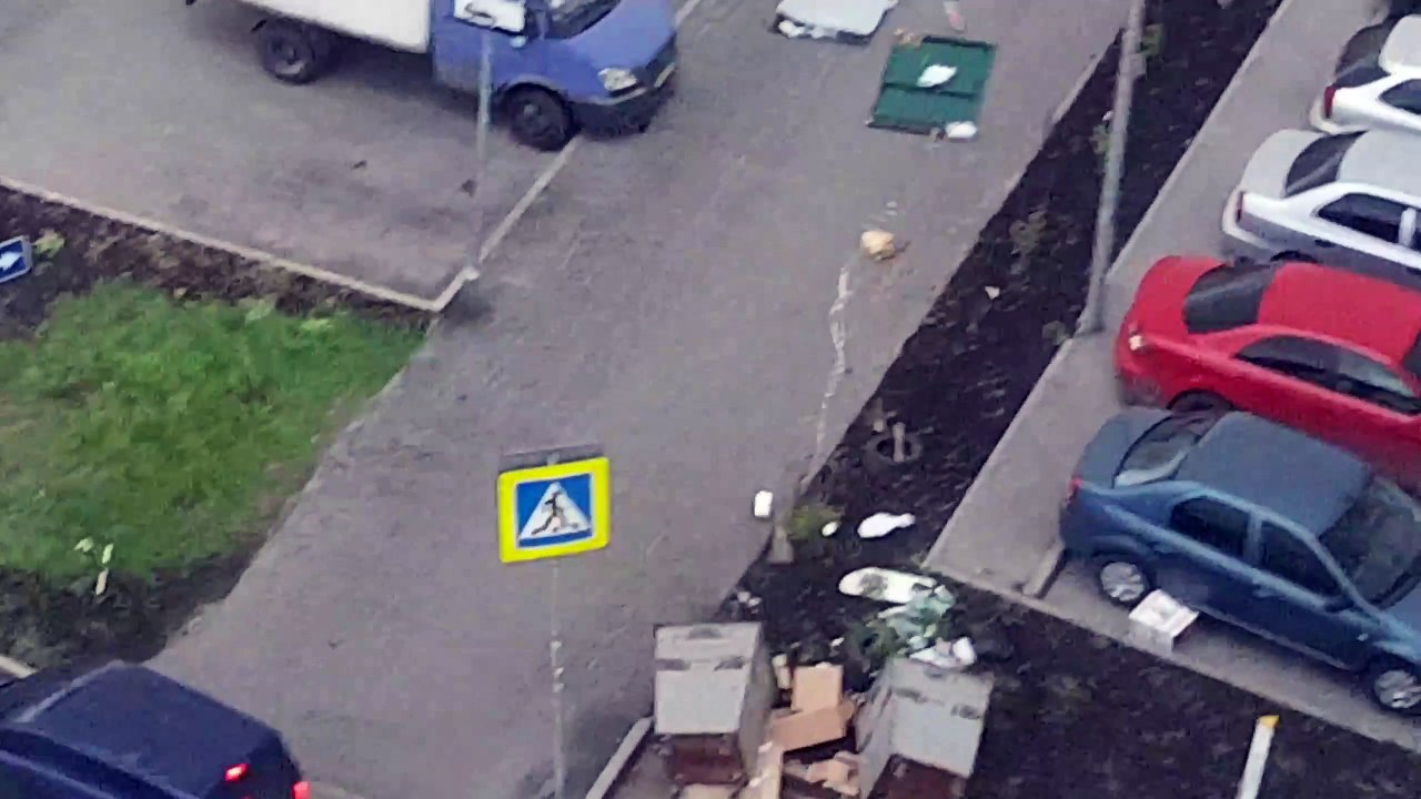 Cet homme a faillit se faire écraser par une énorme poubelle emportée par la tempête... Chanceux