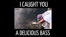 Ce gars attrape un poisson à la main... Hop le beau Black Bass