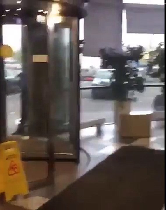 Quand la tempête fait tourner les portes du magasin super vite... Dingue