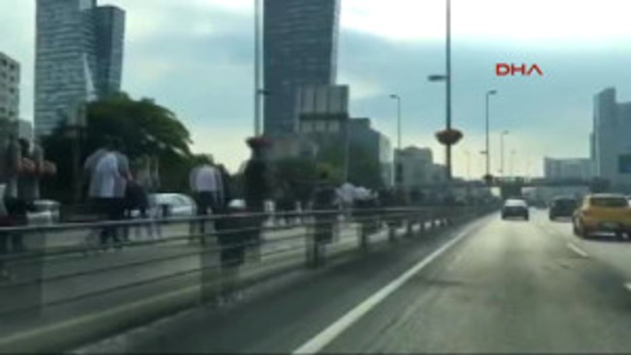 Metrobüs Arıza Yaptı Yolcular Yolda Yürüdü