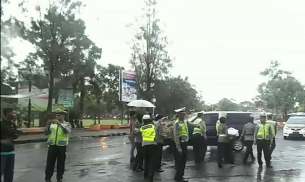 Satlantas Polres Grobogan Bagi Takjil di Jalan Raya