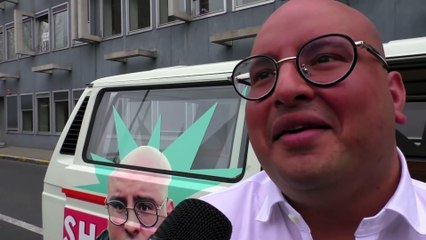 Crazy in de coco: Umesh laat Tom Waes geweer op hem richten in eerste Pop-Up Teevee