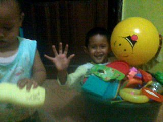 video Bocah Adelio Mandi Mainan di ember 1 Juni 2017