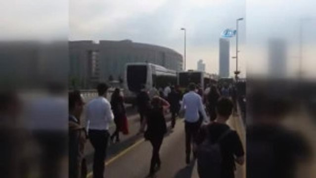 Metrobüs Arızalandı Vatandaş Yaya Kaldı