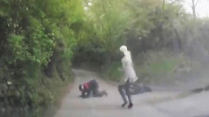 Une nana renverse un motard et oublie d'enclencher le frein à main