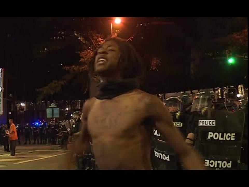 Charlotte riots: Emergency, tear gas & clashes during protests against police shooting (GRAPHIC)