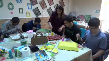 Engellerini Aşıp, Sanatla Uğraşıyorlar