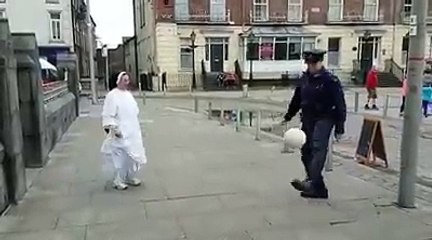 un policier et une religieuse jouent au foot