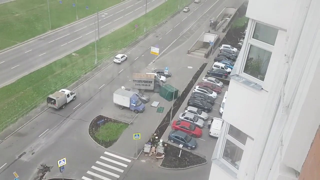 Ce mec manque de se faire tuer par une benne à ordures !