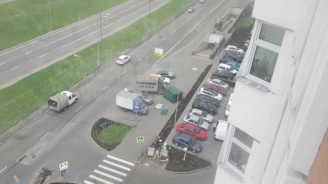 Ce mec manque de se faire tuer par une benne à ordures !