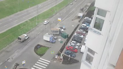 Ce mec manque de se faire tuer par une benne à ordures !