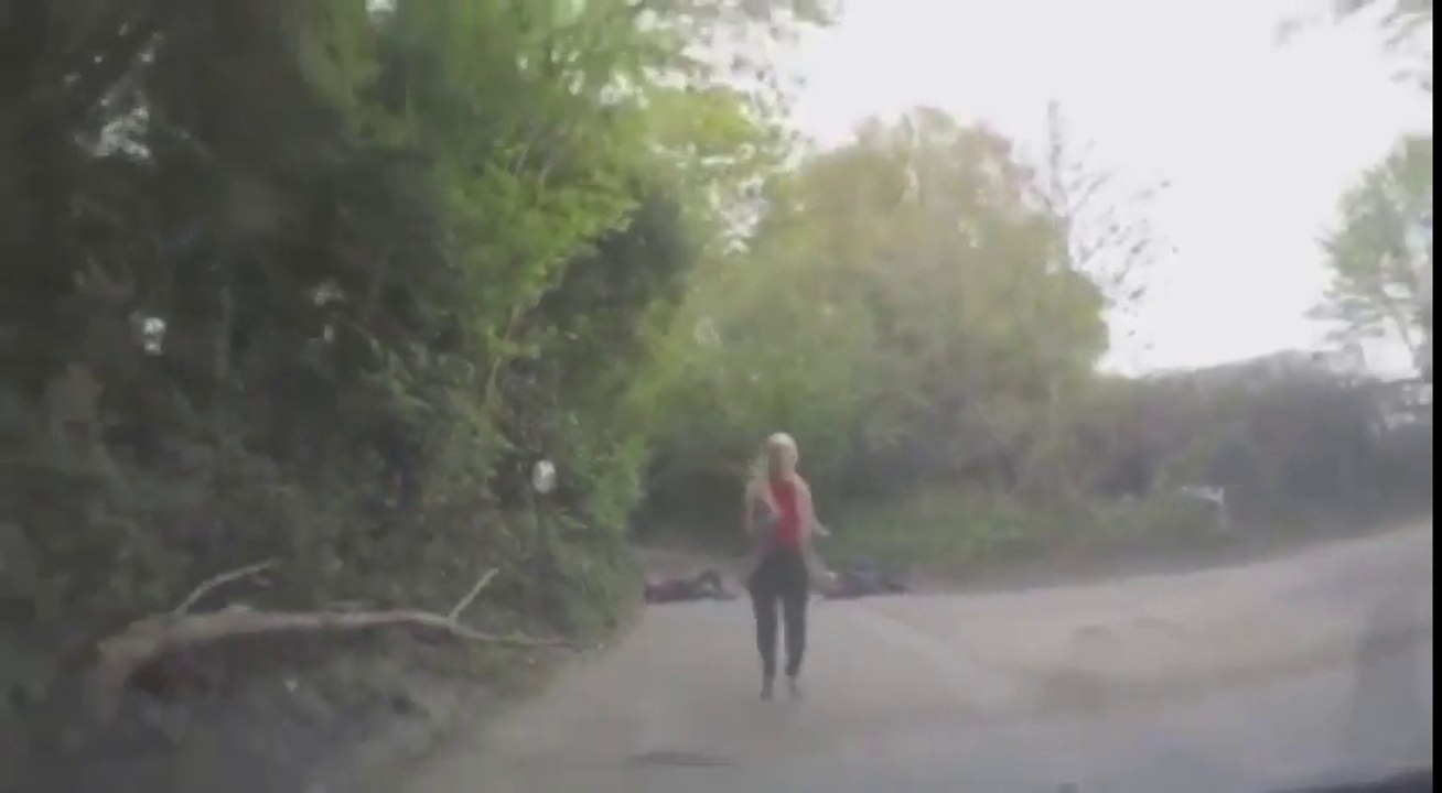 Cette femme poursuit sa voiture sans frein à main... FAIL