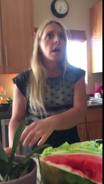 Cette mère surprise d'entendre son mari à la radio gagner des places pour un concert des Guns N' Roses !