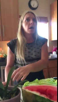 Cette mère surprise d'entendre son mari à la radio gagner des places pour un concert des Guns N' Roses !