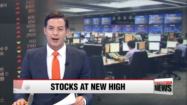 KOSPI closes at record high at 2372.62