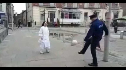 Zap Web : Un policier et une nonne font des jongles avec un ballon dans la rue (vidéo)