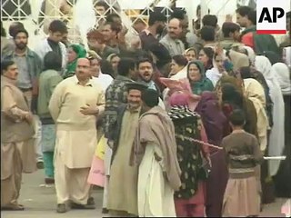 Clear Footage of Nawaz Sharif’s Gunda's Attacked On Supreme Court In 1997