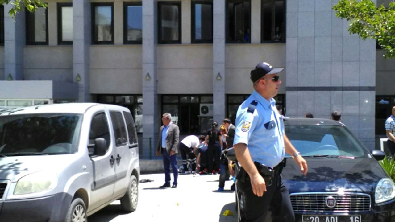 Adliyede Boşanma Davası Görülen Koca, Eşini Öldürüp, Baldızıyla Bacanağını Yaraladı