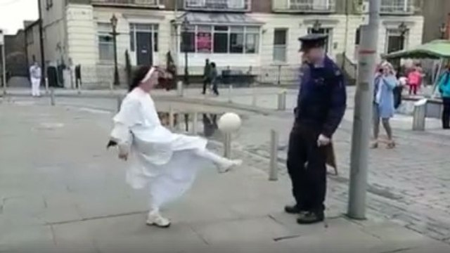 Un policier fait des jongles avec une nonne