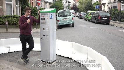 Deze parkeermeter in Ukkel had echt op geen slechtere plek neergepoot kunnen worden
