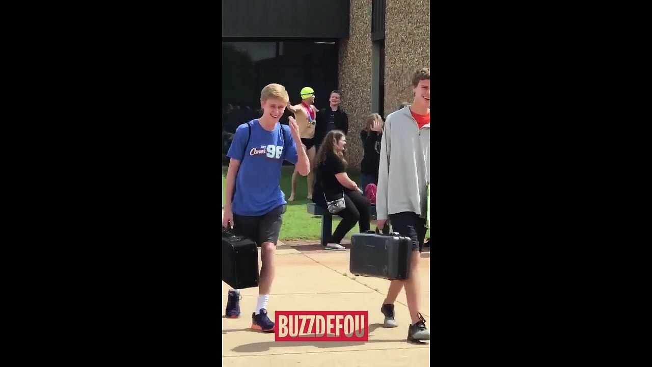 Un père fout la honte à son fils en venant le chercher à l’école en maillot de bain