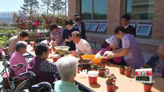President Moon visits local nursing home, pledges national level dementia treatment support