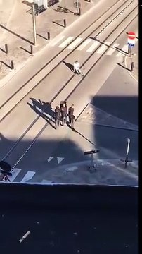 Op deze beelden is duidelijk te zien hoe de Gentse politie de gewapende man neutraliseert