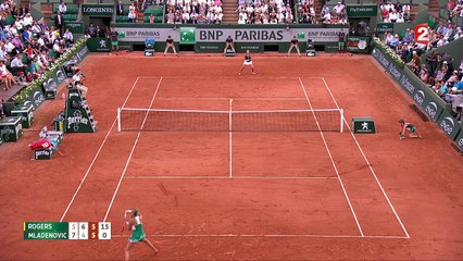 Roland-Garros 2017 : Superbe lob de Rogers pour surprendre Mladenovic ! (5-7, 6-4, 5-5)