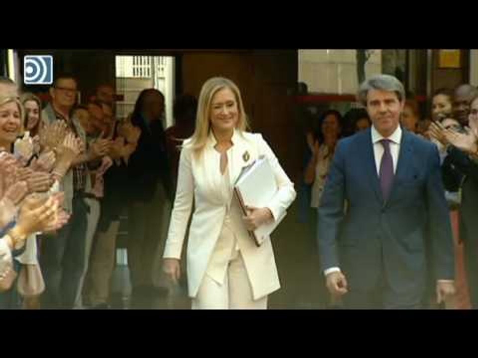 Bochornoso 'pasillo' de los diputados del PP a Cifuentes:  "¡Presidenta, presidenta!"
