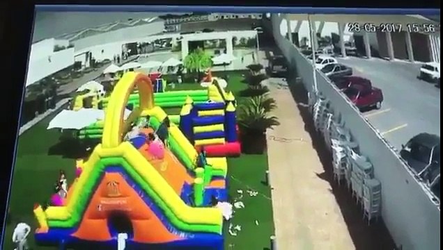 Une rafale de vent emporte un château gonflable