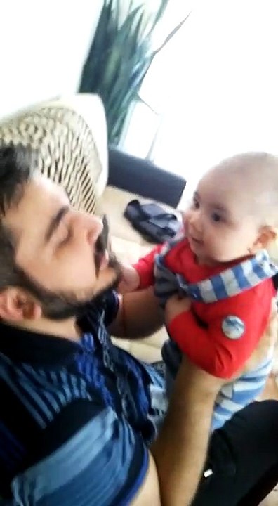 Babamız Şarkı Söylüyor