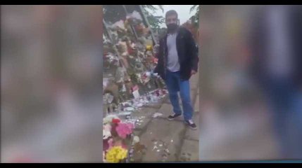 Attentat Manchester : Un homme surpris à voler une peluche sur le mémorial aux victimes (vidéo)