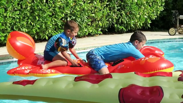 PISCINE REMPLIE DE JEUX GONFLABLES GÉANTS - REQUIN, HOMARD, PIZZA, DONUT, CROCODILE, etc... - 2_3