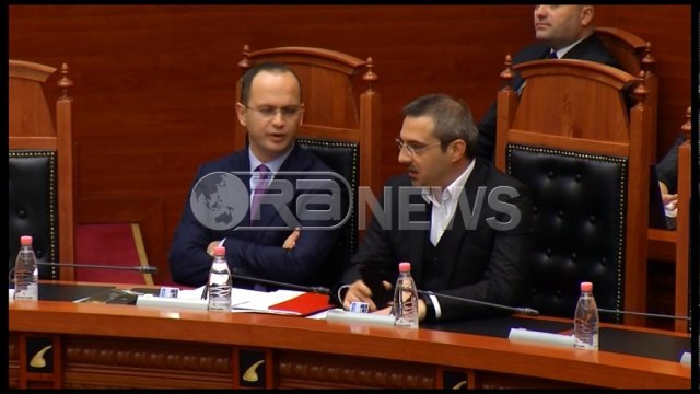 Ora News – Sherr në Kuvend, Noka qëllon Braçen. Përjashtohet 10 ditë. Ikën opozita