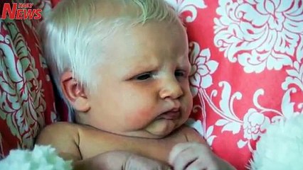 On dirait que la mère vient de donner naissance à une poupée.