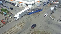 Un tramway déraille et percute un poids lourd.