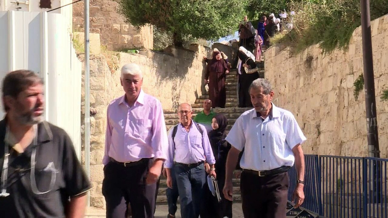 Jérusalem: des milliers de Palestiniens prient à Al Aqsa