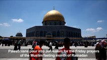 Palestinians pour into Jerusalem for Ramadan prayers