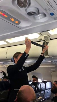 Les ultras du PSG perturbent les consignes de sécurité d'une hôtesse